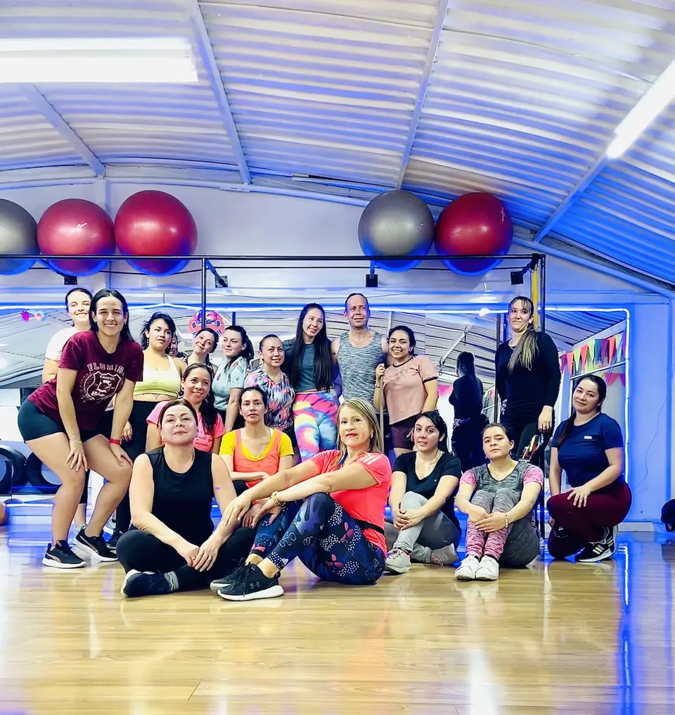 El grupo de una clase de la noche reunido en el salón de Roca Gym al terminar.