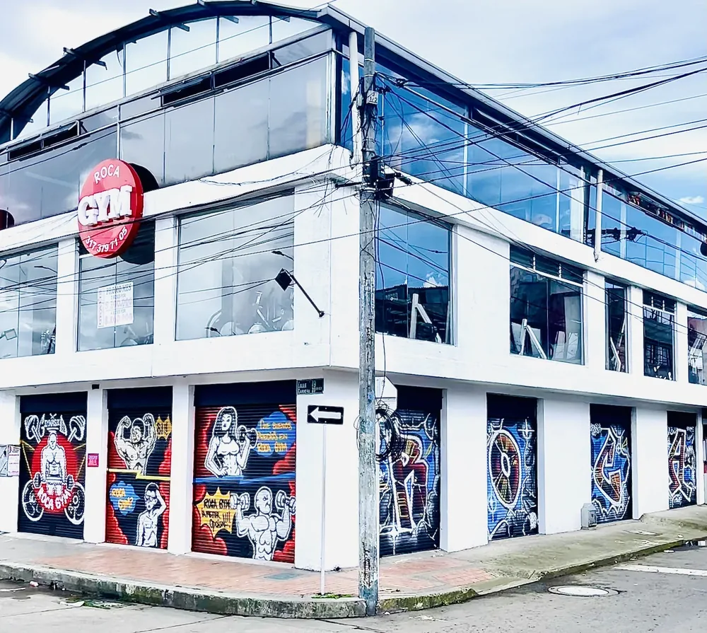 La esquina de Roca Gym de día: la que uno reconoce al bajar en la estación Granja–Calle 80.